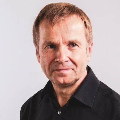 Robin J Powell