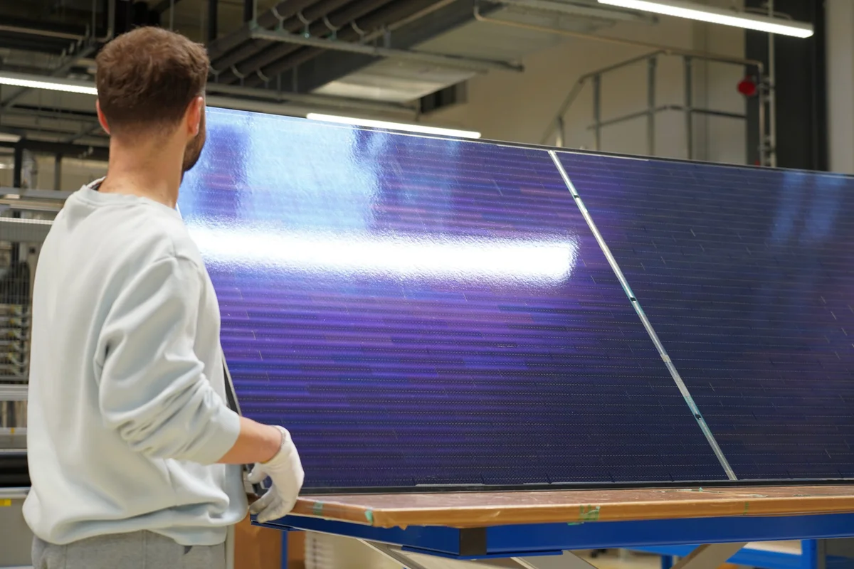 Oxford PV Achieves 25.6% Efficiency for Perovskite-Silicon Tandem Module Based on Shingled Design