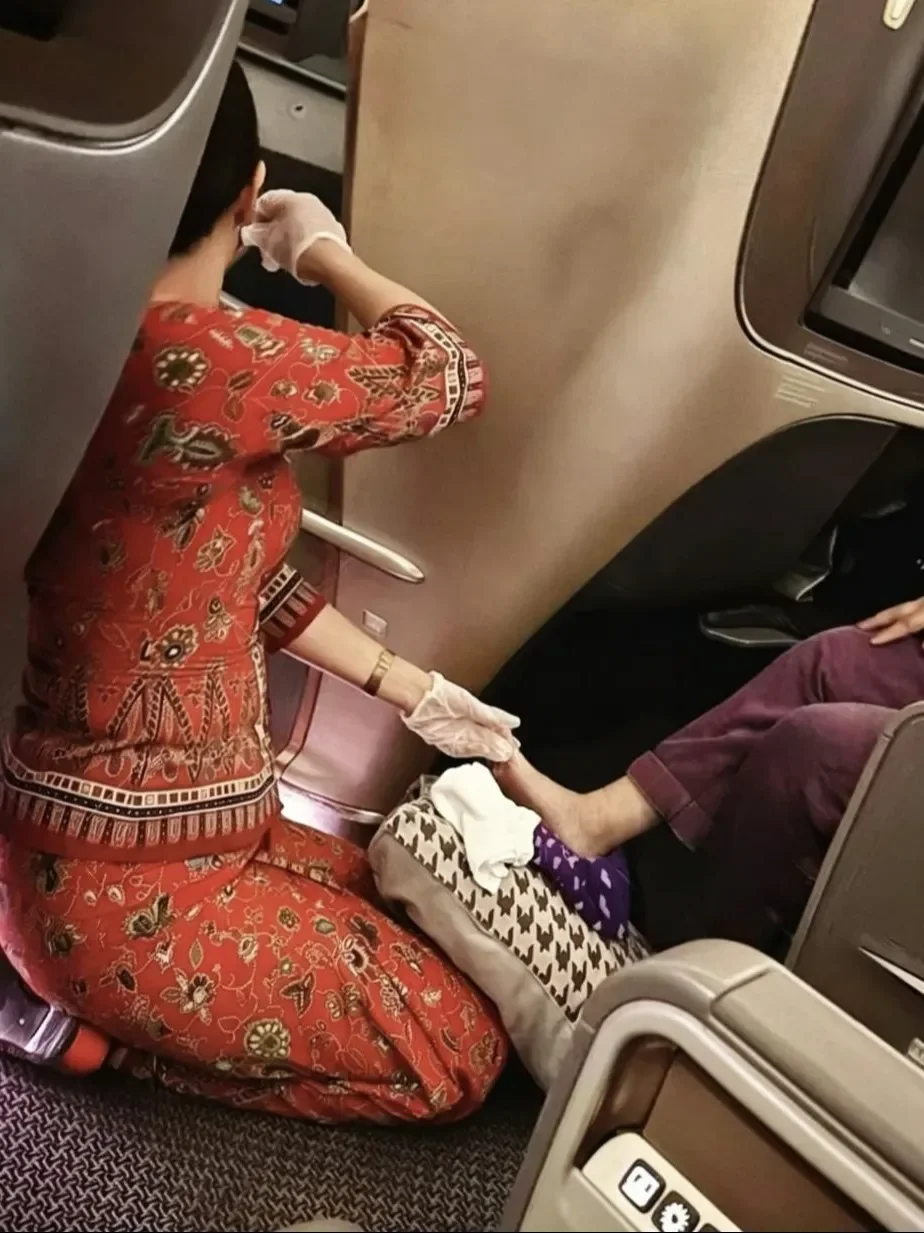 Singapore Airlines Offers Premium Foot-Wipe Service on Ultra‑Long Hauls