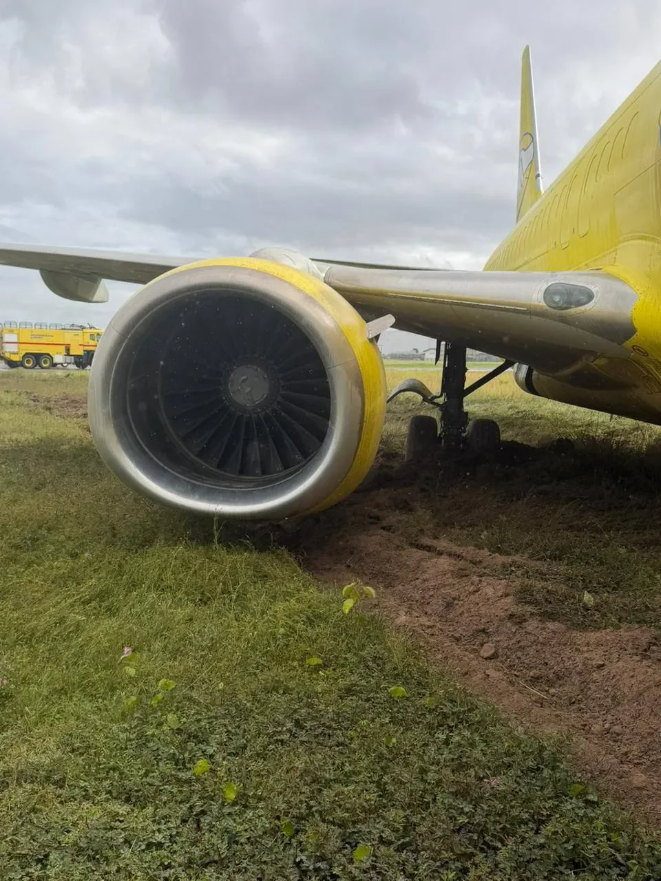 Hydroplaning on Short Runway Forces Cargo Jet Off‑track