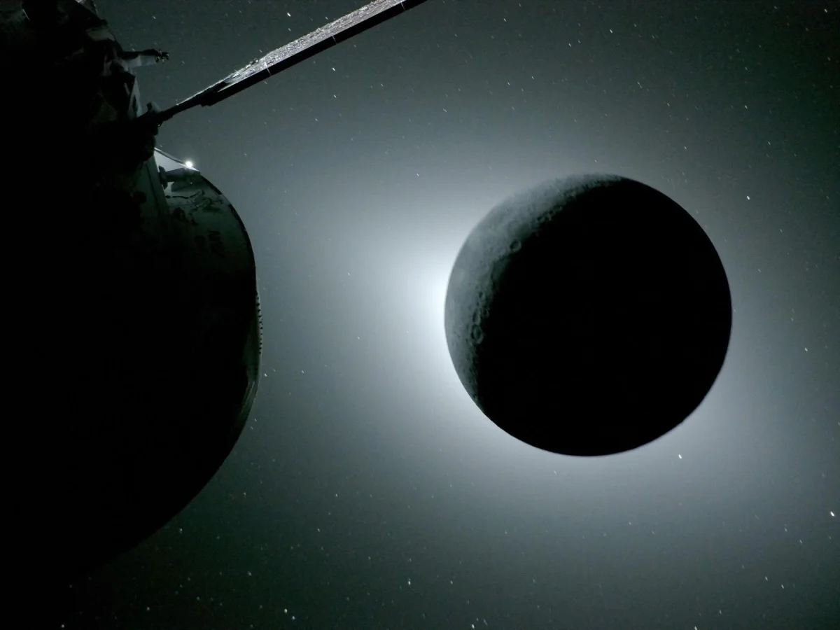 First Human‑Seen Solar Eclipse During Lunar Flyby