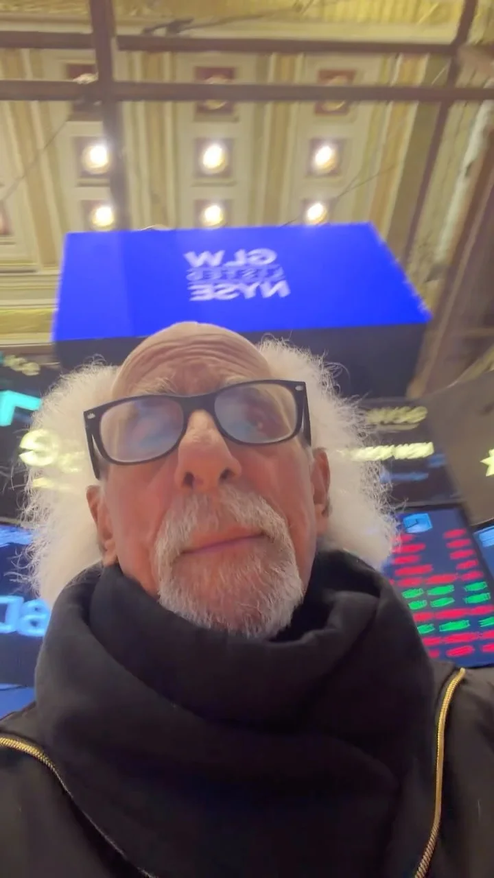 S&P Hits Record High, Closes Lower Amid Stalled Talks