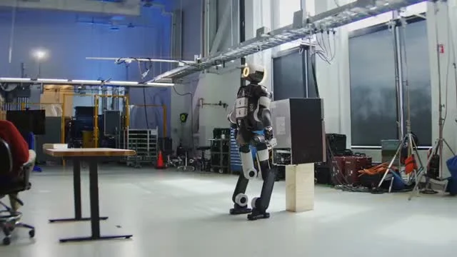 Sim‑trained Boston Dynamics Robot Masters Fridge Manipulation