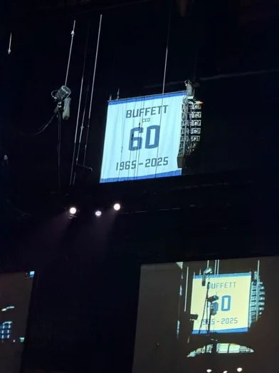 Berkshire Retires Buffett’s Jersey, Marks First Meeting without Him