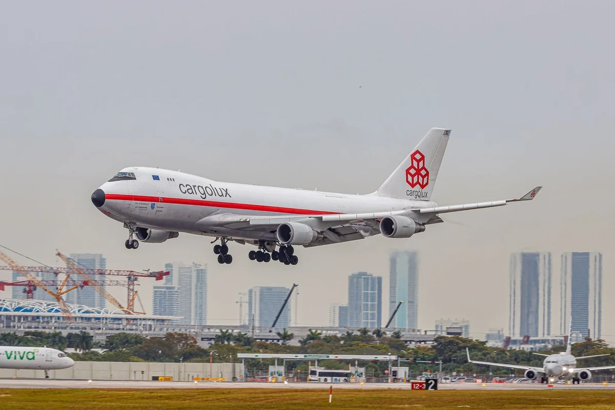Retro‑Livery Cargo Queen Delivers Valentine Flowers to Miami