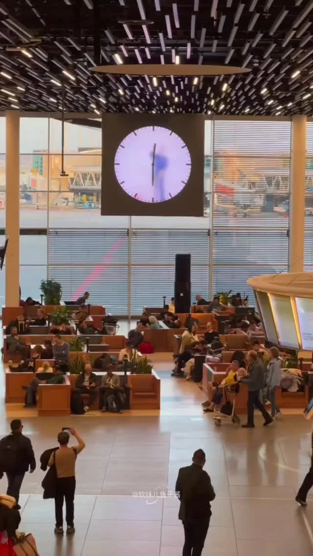 Schiphol’s Live Clock: Cleaner Paints Hands Every Minute