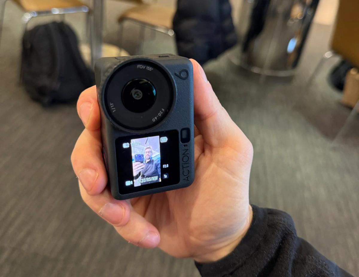 Hand‑held 155° Camera Captures Race without Selfie Stick