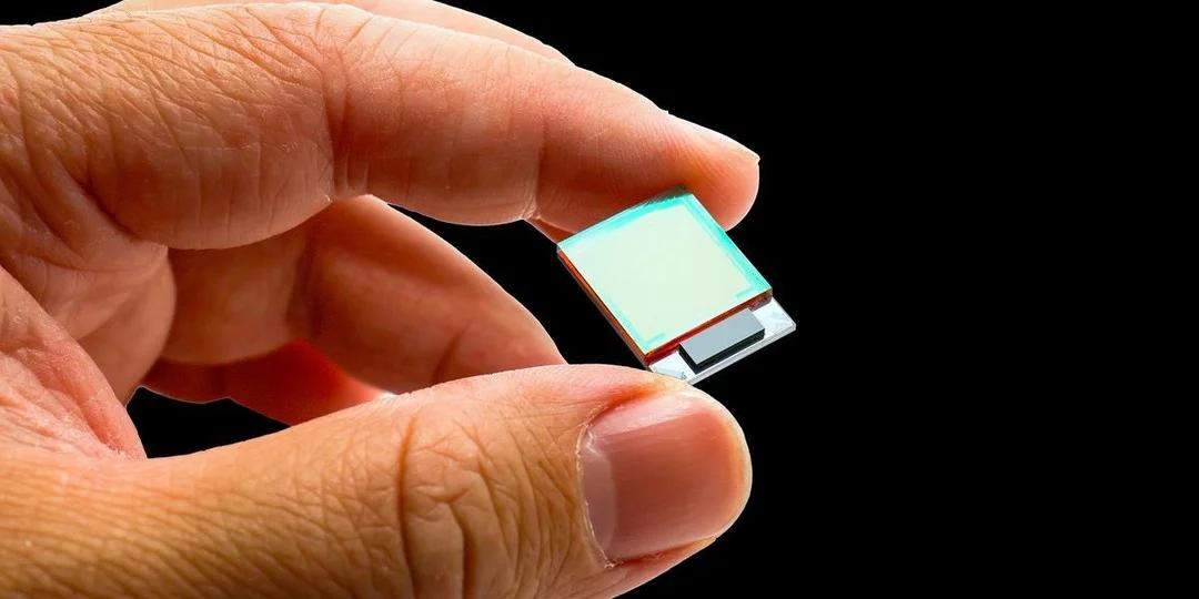 Invisibility‑Cloak Tech Boosts Optical Switching in Data Centers