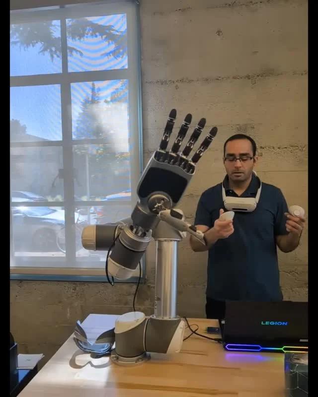 Gigantic Robotic Hand L
