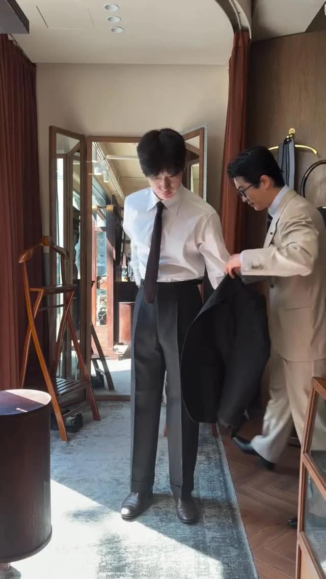 Smooth Silhouette Beats Tight Fit in Tailoring