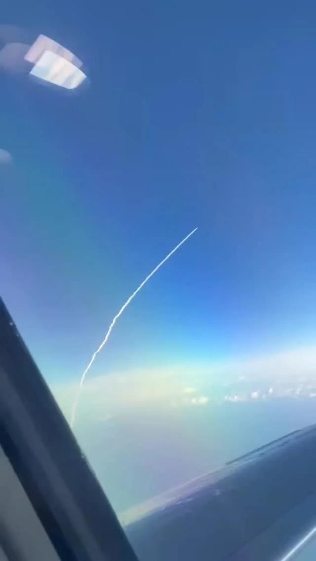 Airplane Window Captures Artemis II’s Moon‑bound Rocket Trail