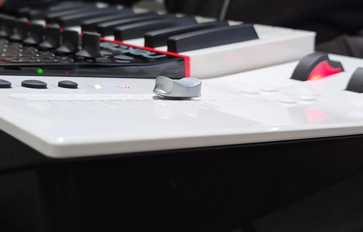 Motorized Keyboard Fader Cuts Cables, Boosts Convenience